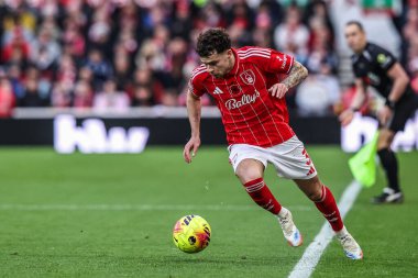 Nottingham Ormanı 'ndan Neco Williams, 9 Kasım 2025' te İngiltere 'nin Nottingham City Ground kentinde oynanan Premier League maçında topu Nottingham Forest' a karşı Leeds United 'a attı. 