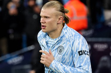 Manchester City 'den Erling Haaland, 9 Kasım 2025 tarihinde Etihad Stadyumu' nda oynanan Premier League karşılaşması öncesinde ısınıyor. 