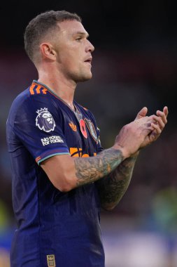 Newcastle United takımından Kieran Trippier, 9 Kasım 2025 'te İngiltere' nin Gtech Community Stadyumu 'nda oynanan Premier League karşılaşması Brentford - Newcastle United maçında aldığı desteği alkışladı. 