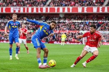 Leeds United takımından Jayden Bogle, Nottingham Forest 'ın Leeds United' a karşı 9 Kasım 2025 'te City Ground, Nottingham' da oynadığı Premier League maçında topu temizliyor. 