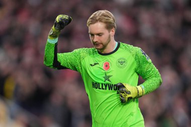 Brentford 'dan Caoimhn Kelleher, 9 Kasım 2025' te Londra 'daki The Gtech Community Stadyumu' nda oynanan Premier League karşılaşmasında üçüncü golü kutluyor. 