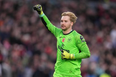 Brentford 'dan Caoimhn Kelleher, 9 Kasım 2025' te Londra 'daki The Gtech Community Stadyumu' nda oynanan Premier League karşılaşmasında üçüncü golü kutluyor. 