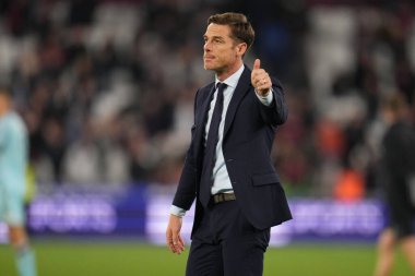 Burnley 'nin Scott Parker teknik direktörü, 8 Kasım 2025' te Londra Stadyumu 'nda oynanan Premier League maçında West Ham United ve Burnley maçında destek verdi. 