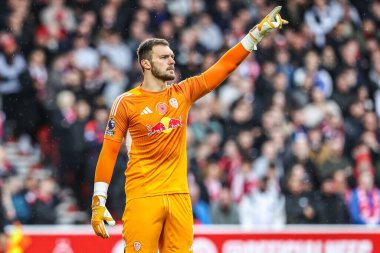 Leeds United kalecisi Lucas Perri, İngiltere 'nin Nottingham şehrinde oynanan Premier League maçında Nottingham Forest' a karşı Leeds United maçında takım talimatlarını verdi. 