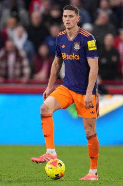 Newcastle United takımından Sven Botman, 9 Kasım 2025 'te İngiltere' nin Gtech Community Stadyumu 'nda oynanan Premier League karşılaşmasında Brentford' a karşı Newcastle United 'ı yendi. 