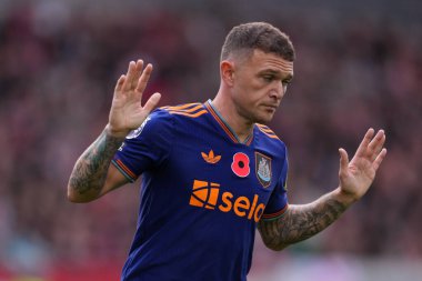 Newcastle United takımından Kieran Trippier Premier League maçında Brentford, Newcastle United 'a karşı Gtech Community Stadyumu, Londra, 9 Kasım 2025 