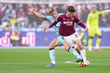 West Ham United 'dan Freddie Potts ve Burnley' den Zian Flemming Premier League maçı sırasında Londra 'daki Burnley Stadyumu' nda maç yaptılar. 