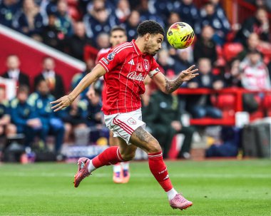 Nottingham Ormanı 'ndan Neco Williams, 9 Kasım 2025' te Nottingham Forest 'a karşı Leeds United Premier Lig maçında topu kontrol ediyor. 