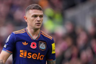 Newcastle United takımından Kieran Trippier Premier League maçında Brentford, Newcastle United 'a karşı Gtech Community Stadyumu, Londra, 9 Kasım 2025 