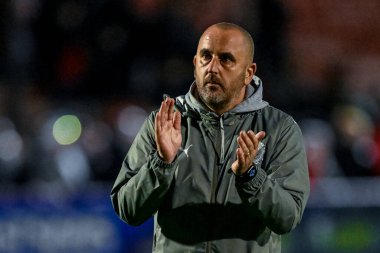 Fleetwood Town 'un müdür yardımcısı Adam Temple 8 Kasım 2025' te Crawley Town, Fleetwood Town 'a karşı The People' s Emeklilik Stadyumu 'nda oynanan maçta... 