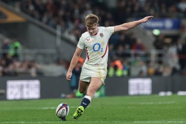 İngiltere 'den Fin Smith, İngiltere' nin Allianz Stadyumu 'nda oynadığı 2025 Quilter Nations Serisi maçında topu hizaladı.