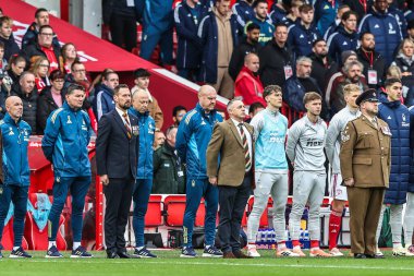Nottingham Ormanı 'nın müdürü Sean Dyche ve ekibi, 9 Kasım 2025' te Nottingham Forest, Nottingham, İngiltere 'de Leeds United' a karşı oynanan Premier Lig karşılaşmasında Anma Günü 'nde saygı duruşunda bulundular. 