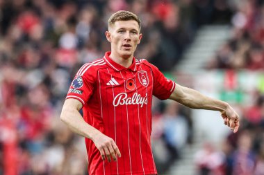 Nottingham Ormanı 'ndan Elliot Anderson, 9 Kasım 2025' te Nottingham Forest 'a karşı Leeds United' ın oynadığı Premier League maçında takım talimatlarını verir. 