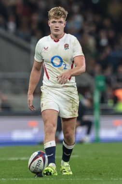 İngiltere 'den Fin Smith, İngiltere' nin Allianz Stadyumu 'nda oynadığı 2025 Quilter Nations Serisi maçında topu hizaladı.