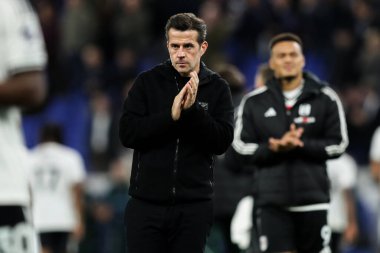 Fulham takımının teknik direktörü Marco Silva, 8 Kasım 2025 tarihinde Liverpool 'daki Hill Dickinson Stadyumu' nda oynanan Premier League maçında 2-0 kaybettikten sonra taraftarlarını alkışladı.  
