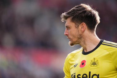 Newcastle United takımından Nick Pope, 9 Kasım 2025 'te İngiltere' deki The Gtech Community Stadyumu 'nda oynanan Premier League karşılaşmasında Brentford' a karşı Newcastle United 'a karşı. 