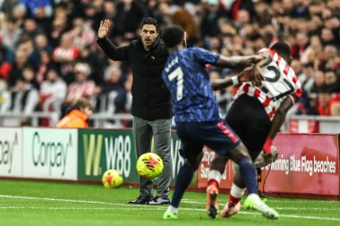 Arsenal 'in Mikel Arteta teknik direktörü Arsenal' den Bukayo Saka ve Sunderland Premier Lig karşılaşmasında Sunderland ile Arsenal arasında 8 Kasım 2025 'de Sunderland, İngiltere' de oynanan Stadyumu 'nda top mücadelesi yapan Noah Sadiki' ye bakıyor. 