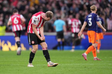 Brentford 'dan Nathan Collins, 9 Kasım 2025' te Londra 'daki Gtech Community Stadyumu' nda oynanan Premier League karşılaşmasında 3-1 öne geçti.  