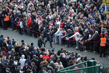 Steve Borthwick İngiltere teknik direktörü selamlanıyor. Quilter Nations 2025 karşılaşmasında taraftarları satın alın. İngiltere, Twickenham, İngiltere 'deki Allianz Stadyumu' na karşı Fiji maçı.
