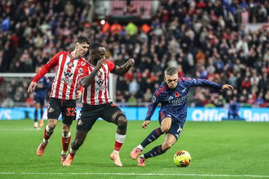 Sunderland 'dan Lutsharel Geertruida ve Arsenal' den Leandro Trossard Premier League maçı sırasında Sunderland ile Arsenal arasında 8 Kasım 2025 'de Sunderland, Sunderland, İngiltere' de oynanan Stadyumu 'nda top mücadelesi yaptılar. 