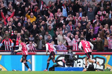 Brentford oyuncuları, 9 Kasım 2025 'te İngiltere' nin Gtech Community Stadyumu 'nda oynanan Premier League karşılaşmasında Brentford-Newcastle United maçında 1-1 eşitliği kutladı. 