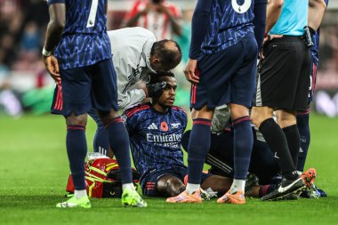 Arsenal 'den Jurrien Timber, 8 Kasım 2025' te Sunderland-Arsenal Stadyumu 'nda Premier League maçında kafa yaralanması nedeniyle tedavi gördü. 