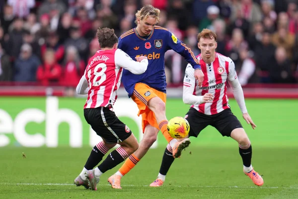 Newcastle United takımından Nick Woltemade Premier League maçında baskı altında top üzerinde Brentford Newcastle United 'a karşı Gtech Community Stadyumu, Londra, 9 Kasım 2025 