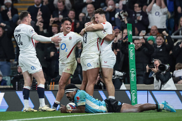 Генри Аранделл из Англии празднует свою попытку во время матча Quilter Nations Series 2025 Англия - Фиджи на стадионе Мбаппе, Твикенхэм, Великобритания, 8 ноября 2025 года