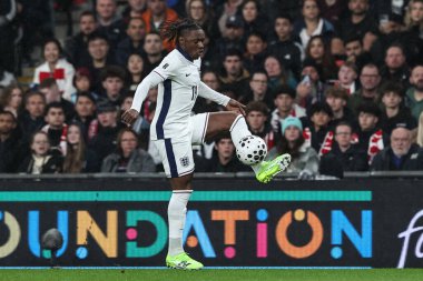 İngiltere 'den Eberechi Eze, 13 Kasım 2025' te Wembley Stadyumu 'nda oynanan 9. Dünya Kupası elemeleri sırasında topu kontrol ediyor.