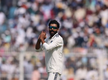 Hindistan 'dan Ravindra Jadeja IDFC First Bank Test Maçı' nda Hindistan Güney Afrika 'ya karşı Cennet Bahçeleri, Kolkata, Hindistan, 14 Kasım 2025