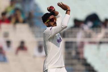 Hindistan 'dan Axar Patel IDFC First Bank Test Maçı' nda Hindistan 'a karşı Güney Afrika Cennet Bahçeleri, Kolkata, Hindistan, 14 Kasım 2025