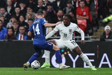 İngiliz Eberechi Eze, top Sırp Andrija Zivkoviç 'in 13 Kasım 2025' te Wembley Stadyumu 'nda oynanan 9. Dünya Kupası ön eleme maçında İngiltere ve Sırbistan' a karşı oynadığı maçta baskı yapıyor.