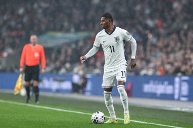 İngiltere 'den Marcus Rashford, 13 Kasım 2025' te Wembley Stadyumu 'nda oynanan 9. Dünya Kupası elemelerinde topu tutuyor.