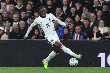 İngiltere 'den Eberechi Eze, 13 Kasım 2025' te Wembley Stadyumu 'nda oynanan 9. Dünya Kupası elemeleri sırasında topu kontrol ediyor.