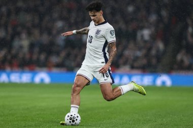 İngiltere 'den Nico OReilly, 13 Kasım 2025' te İngiltere ile Sırbistan Wembley Stadyumu 'nda oynanan 9. Dünya Kupası eleme maçında topla birlikte Londra' nın başkenti Wembley Stadyumu 'nda görülüyor.