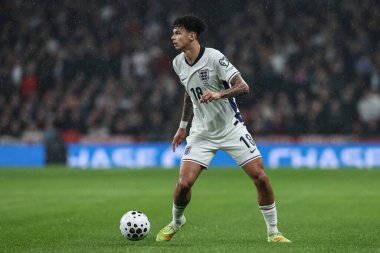 İngiltere 'den Nico OReilly, 13 Kasım 2025' te İngiltere ile Sırbistan Wembley Stadyumu 'nda oynanan 9. Dünya Kupası eleme maçında topla birlikte Londra' nın başkenti Wembley Stadyumu 'nda görülüyor.