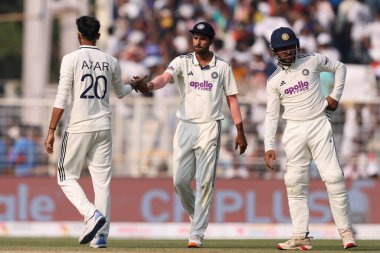 Hindistan 'dan Axar Patel Güney Afrikalı Corbin Bosch' un kalesini aldı ve IDFC First Bank Test Maçı 'nda Hindistan' dan Dhruv Jurel ile kutladı. 1. Hindistan, Güney Afrika 'ya karşı Eden Gardens, Kolkata, Hindistan, 14 Kasım 2025