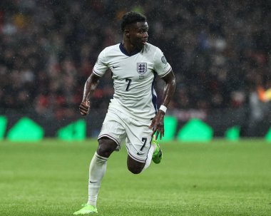 İngiltere 'den Bukayo Saka, 13 Kasım 2025' te Wembley Stadyumu 'nda oynanan 9. Dünya Kupası eleme maçında İngiltere' ye karşı Sırbistan maçını izledi.