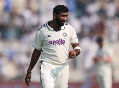 Hindistan 'dan Jasprit Bumrah IDFC 1. Banka Test Günü' nde Hindistan, Güney Afrika 'ya karşı Cennet Bahçeleri, Kolkata, Hindistan, 14 Kasım 2025