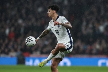 İngiltere 'den Nico OReilly, 13 Kasım 2025' te Wembley Stadyumu 'nda oynanan 9. Dünya Kupası elemeleri sırasında topu kontrol ediyor.