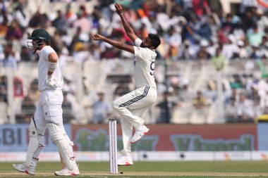 Hindistan 'dan Jasprit Bumrah IDFC 1. Banka Test Günü' nde Hindistan, Güney Afrika 'ya karşı Cennet Bahçeleri, Kolkata, Hindistan, 14 Kasım 2025