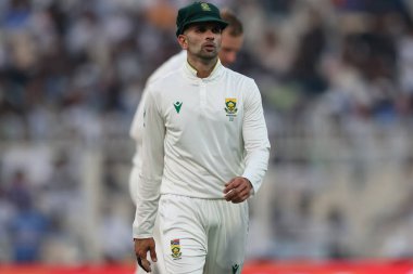 Güney Afrikalı Keshav Maharaj IDFC 1. Banka Sınav günü Hindistan Güney Afrika 'ya karşı Cennet Bahçeleri, Kolkata, Hindistan, 14 Kasım 2025 