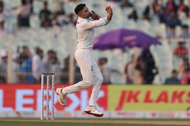 Güney Afrikalı Keshav Maharaj IDFC 1. Banka Sınav günü Hindistan Güney Afrika 'ya karşı Cennet Bahçeleri, Kolkata, Hindistan, 14 Kasım 2025 