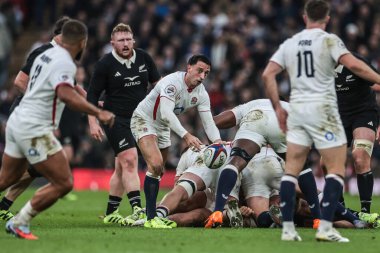 İngiltere 'den Alex Mitchell, İngiltere' nin Allianz Stadyumu, Twickenham 'da oynadığı 2025 Quilter Nations Serisi maçında topu dışarı çekiyor. 