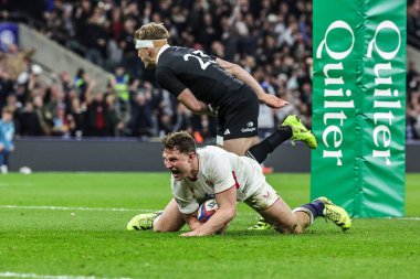 İngiltere 'den Fraser Dingwall, 15 Kasım 2025' te İngiltere ile Yeni Zelanda arasında oynanan Quilter Nations Serisi 2025 karşılaşmasında Twickenham, İngiltere 'deki Allianz Stadyumu' nda denemesini kutluyor. 