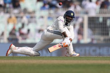 Hindistan 'dan Ravindra Jadeja IDFC Birinci Banka Test Günü 2. Hindistan, Güney Afrika' ya karşı Cennet Bahçeleri, Kolkata, Hindistan, 15 Kasım 2025 