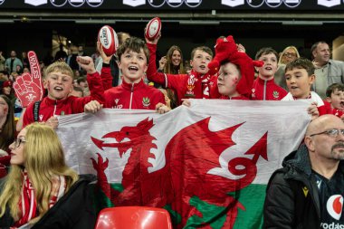 Genç Galli taraftarlar Quilter Nations 2025 Serisi sırasında Principality Stadyumu, Cardiff, Birleşik Krallık 'ta Galler' e karşı Japonya maçını izlediler. 