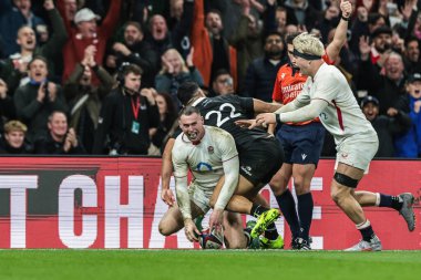 İngiltere 'den Tom Roebuck, 15 Kasım 2025' te İngiltere 'nin Yeni Zelanda' ya karşı Allianz Stadyumu 'nda oynadığı Quilter Nations Serisi 2025 karşılaşmasında şansını kutluyor. 