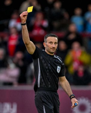 Hakem Richard Eley, 15 Kasım 2025 'te İngiltere' nin Highbury Stadyumu 'nda Fleetwood Town - Swindon Town maçında sarı kart gösteriyor. 