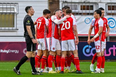 Fleetwood Town 'dan Ryan Graydon, Fleetwood adına yapılan maçı ve Fleetwood League 2 maçında Fleetwood Town ile Swindon Town arasındaki maçı 15 Kasım 2025' te kutluyor. 